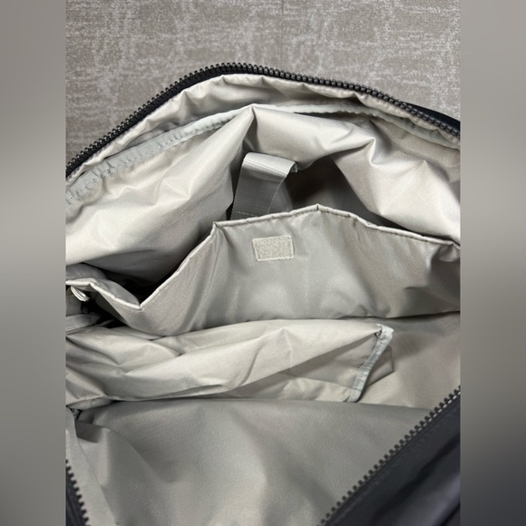 Baggallini Black Fifth Avenue Weekender Duffle Zipper Travel Bag - Picture 6 of 8